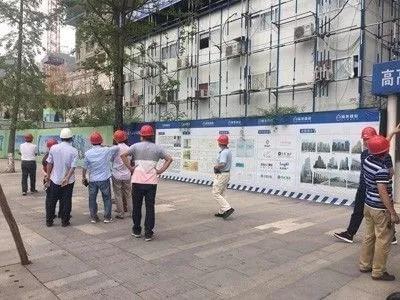 蓝光地产集团领导在易德筑重庆分公司带领下参观易德筑产品